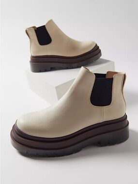 UO Urban Outfitters Cream & Brown Dana Short Chelsea Boot Chunky Platform - 9